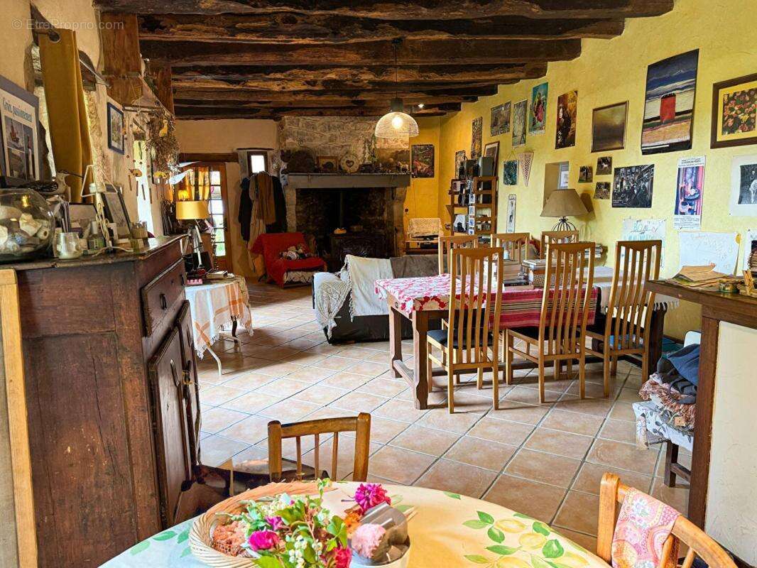 Longère et grange en pierre, 5 pièces, 3 chambres, puits, 6,5 ha jolie vue - photo 8