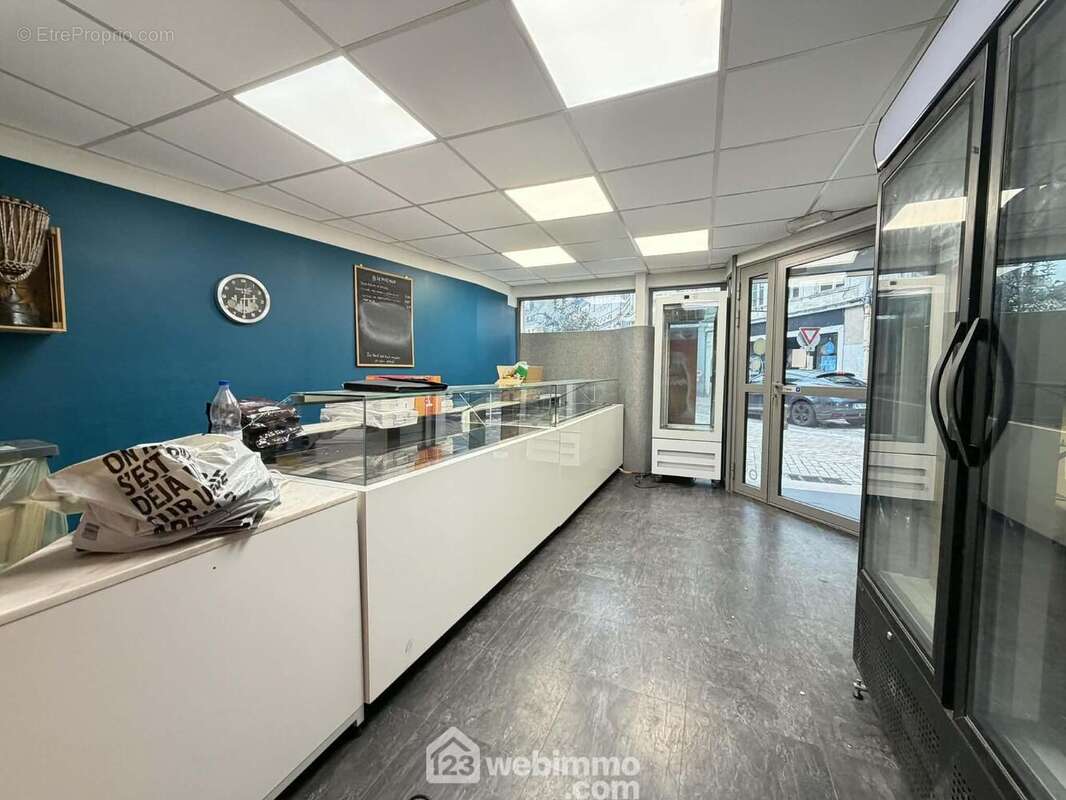 Emplacement idéal avec une grande vitrine - Commerce à LAON