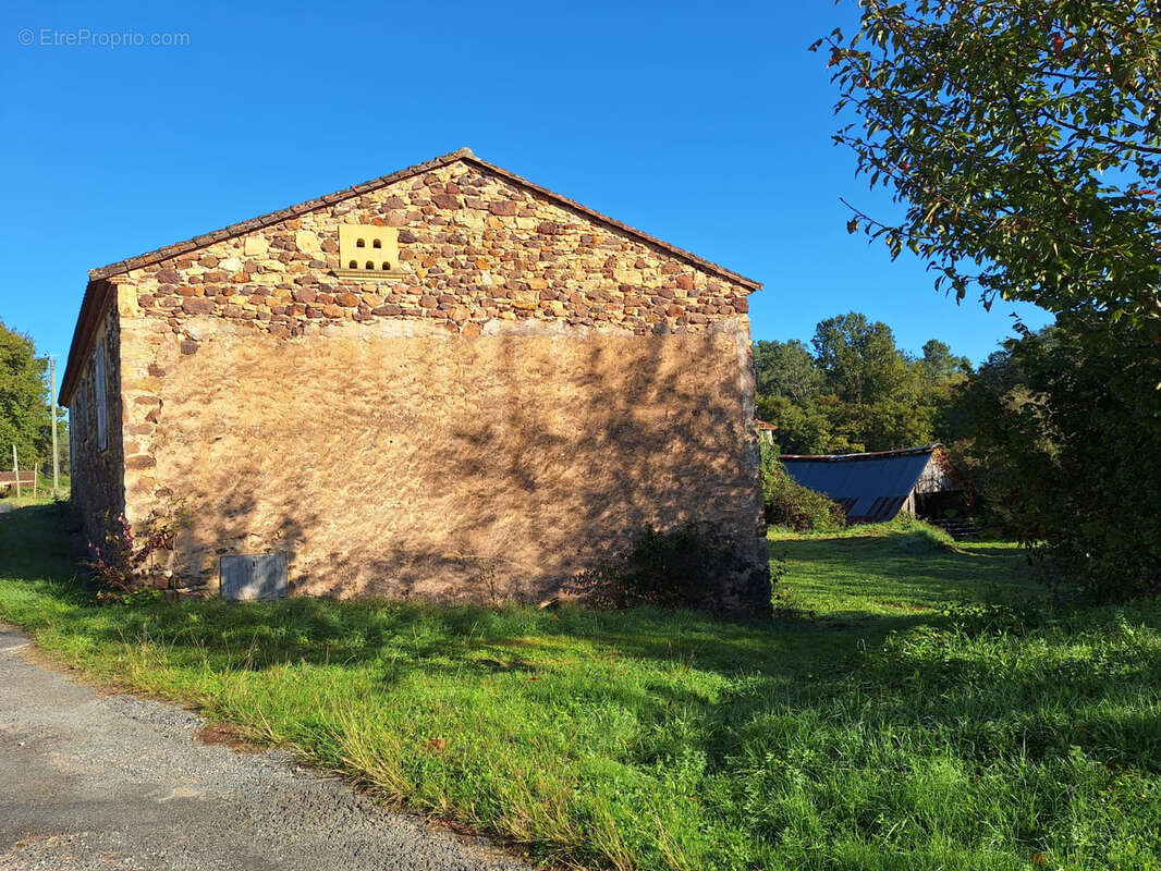 Maison à MAZEYROLLES