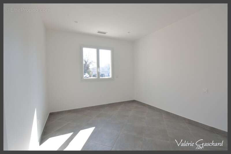 Maison à SAINT-MEDARD-DE-GUIZIERES