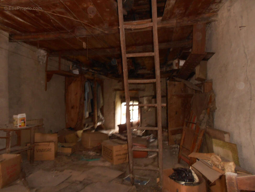 Maison de village mitoyenne d'environ 43m2, sur 3 niveaux à Olliergues - photo 6