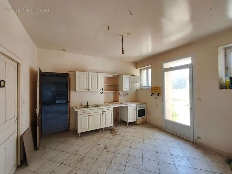 Maison à vendre 105 m² 3 chambres 6 pièces dépendances 6.5 hectares terrain et bois  AIGURANDE (36) - photo 4