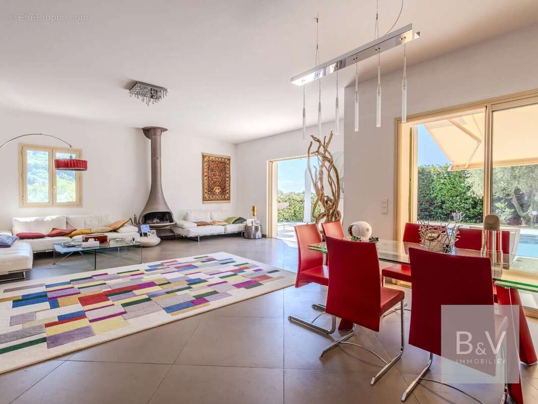 Maison à CHATEAUNEUF-GRASSE