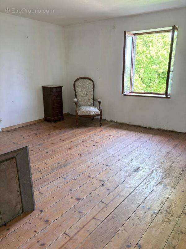 Ancien corps de ferme à fort potentiel avec dépendances - photo 9