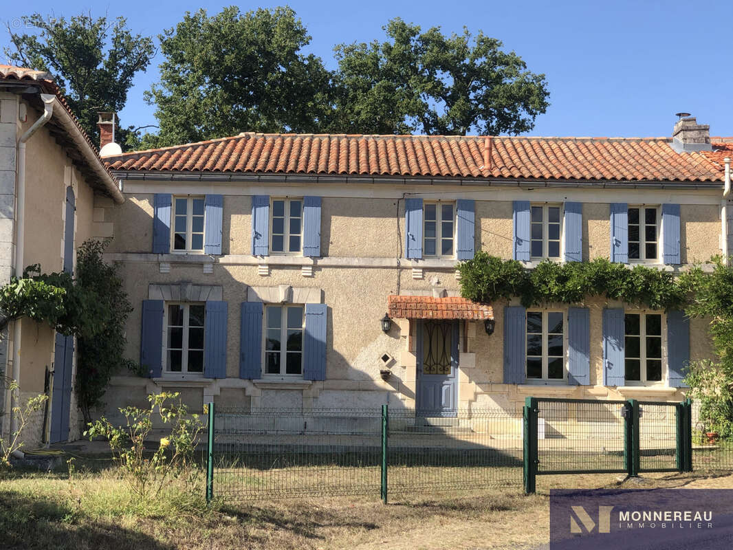 Maison à BARBEZIEUX-SAINT-HILAIRE