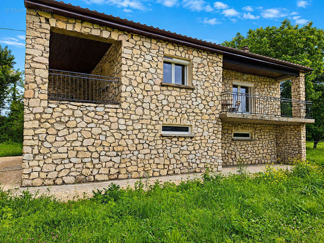 Maison  de caractère en pierre  200m²  sur parcelle 15725m²  CRUAS 07350 - photo 13