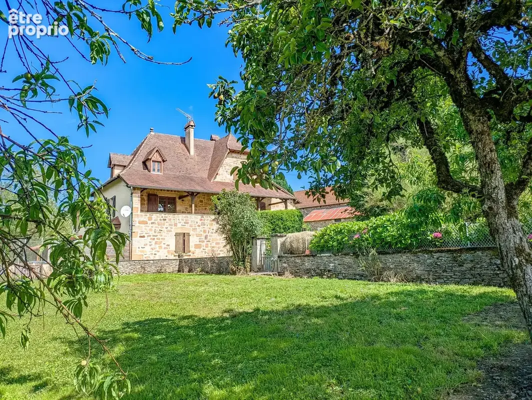 Un joyau rural — ferme, appartement, granges et 1,6 hectare. - photo 9