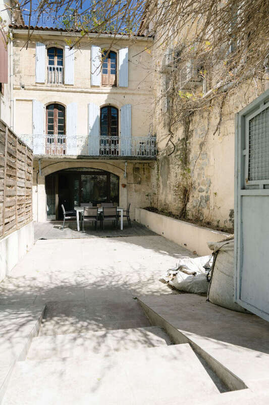 ARLES - Pont de Crau  Maison de ville de caractère R+2 avec cour - photo 6