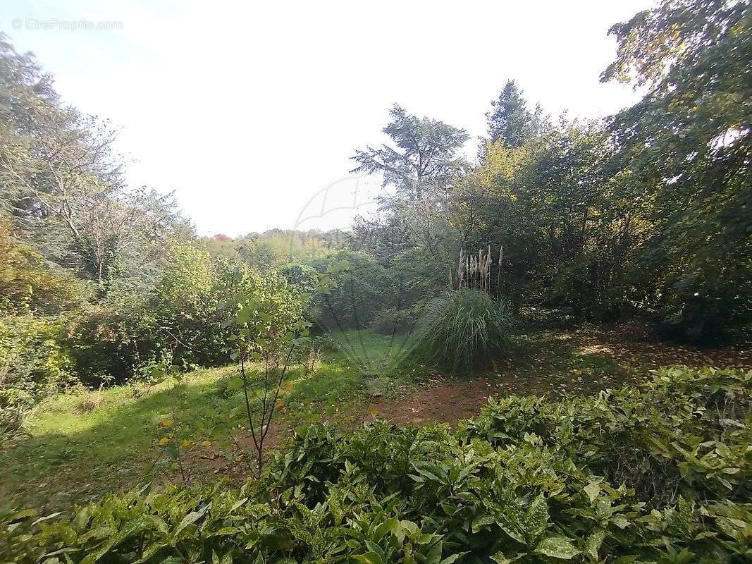 Terrain à CHARBONNIERES-LES-BAINS