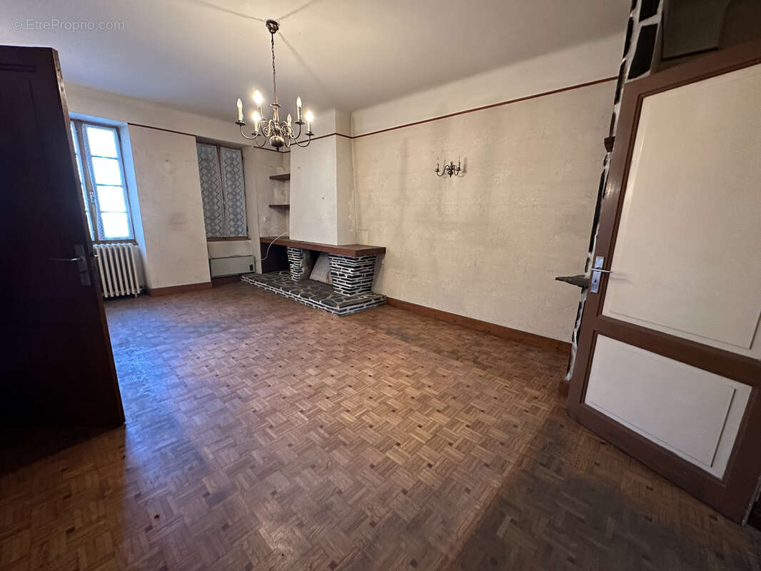 Maison à LA ROCHE-CHALAIS