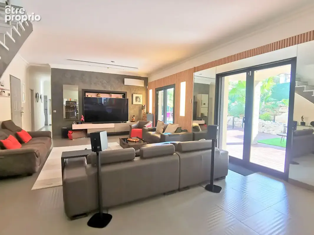 Villa récente en parfait état avec studio indépendant et garage. - photo 7