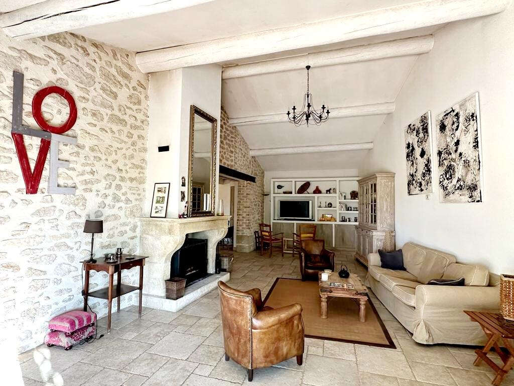 Maison à CAMARET-SUR-AIGUES