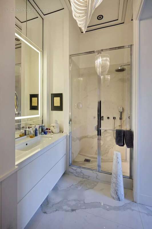 Appartement à PARIS-8E