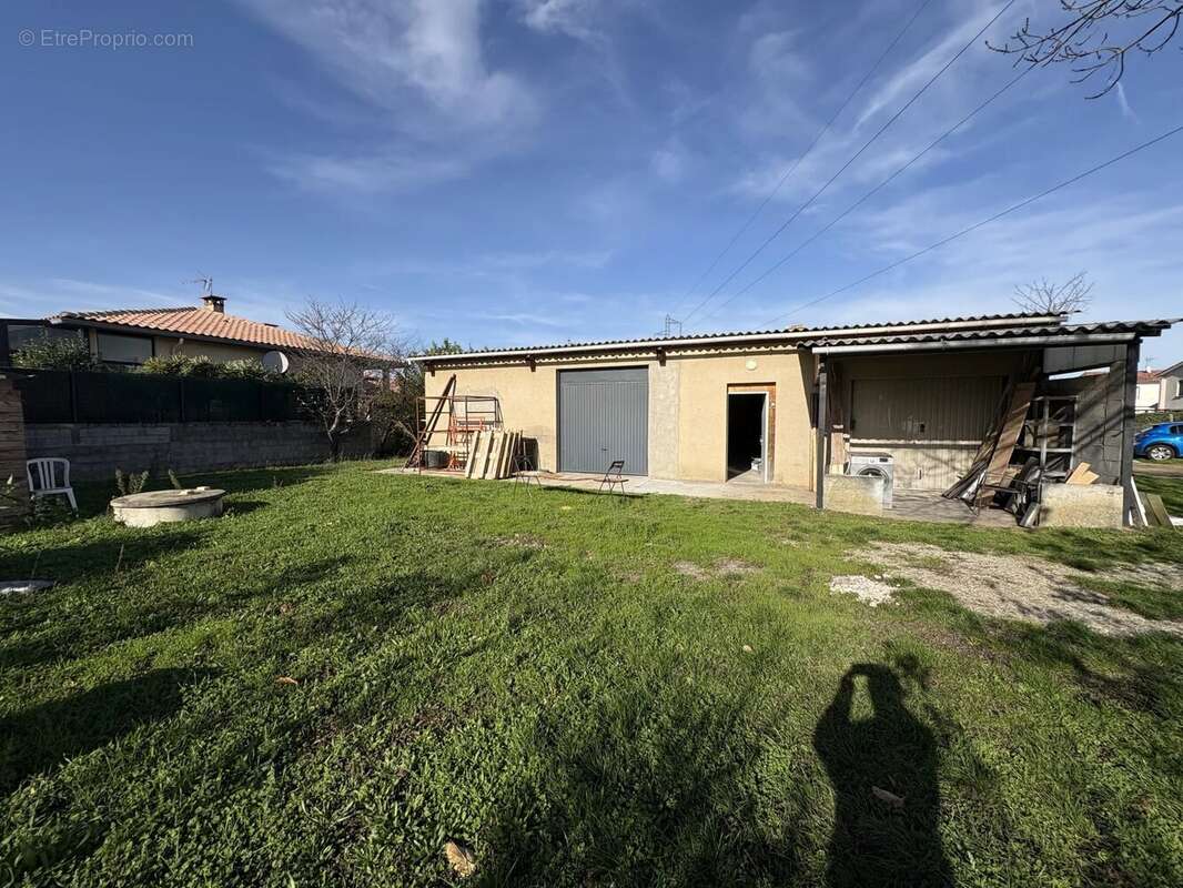 Commerce à LA SALVETAT-SAINT-GILLES