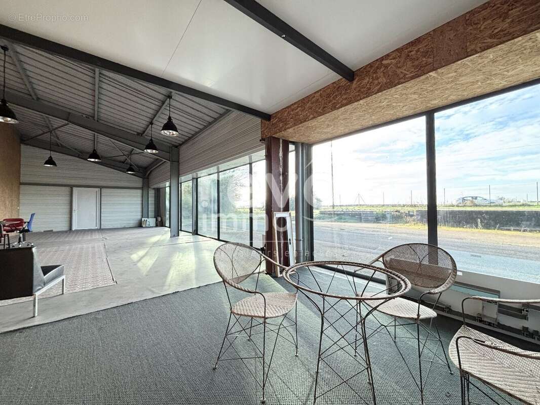 Commerce à FONTENAY-LE-COMTE