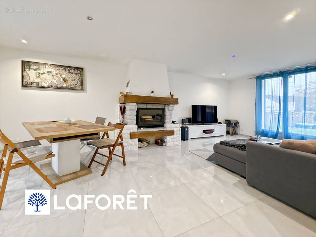 Maison à SAINTE-GENEVIEVE-DES-BOIS