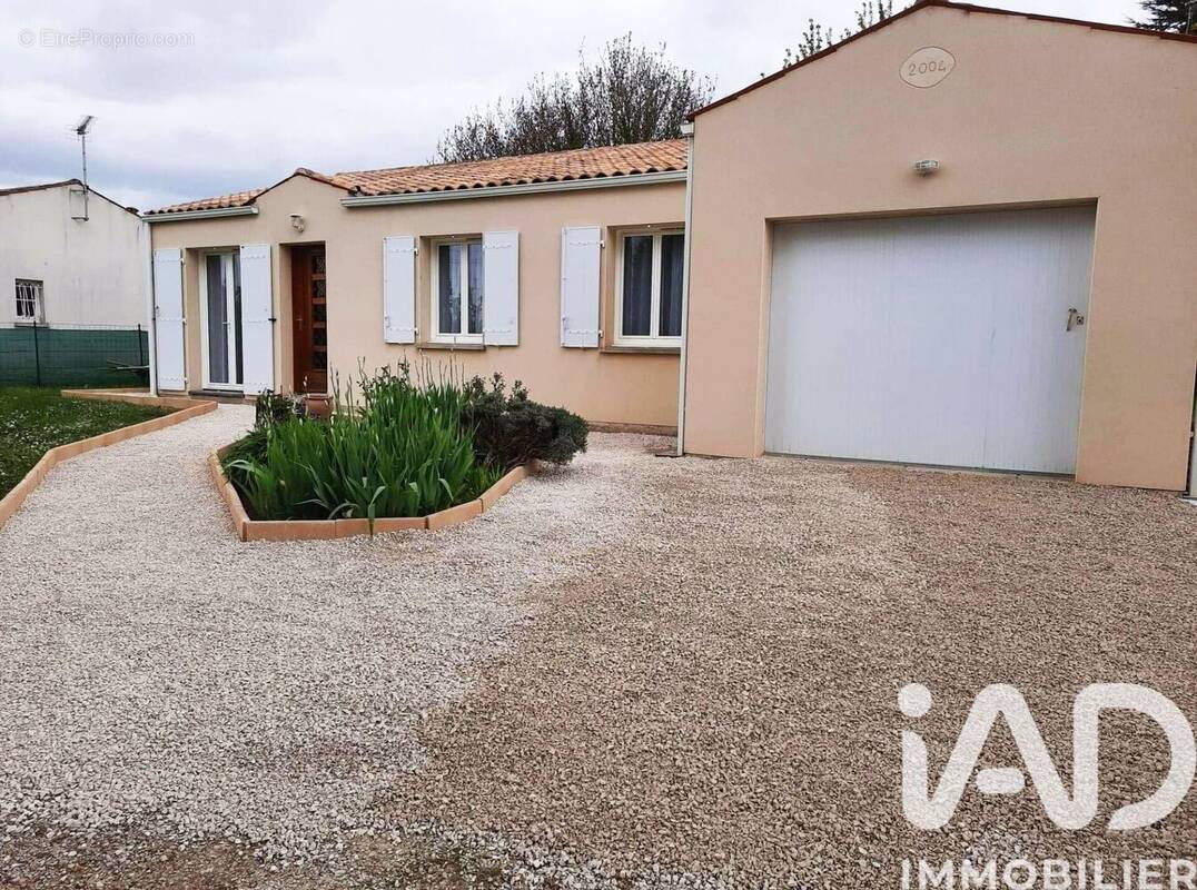 Photo 1 - Maison à CORME-ROYAL