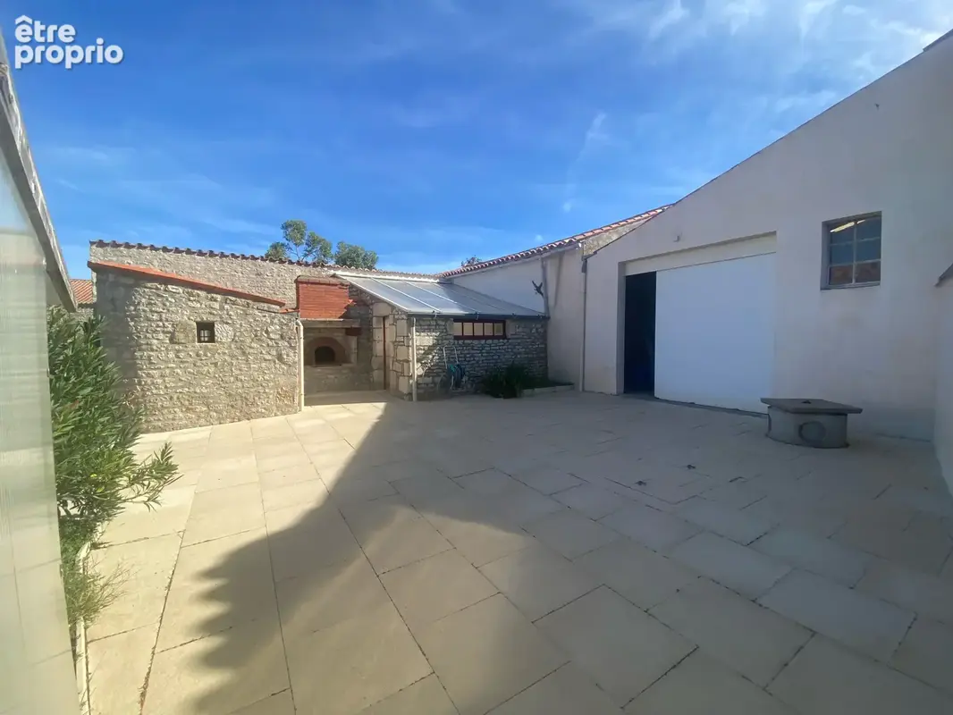 Maison en pierres à étage, 2 pièces de vie salon/salle à manger, 4 chambres, terrasses, jardin et nombreuses d - photo 14