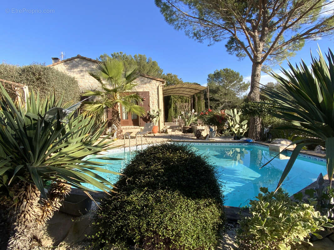 Charmante villa de plain pied sur un beau terrain arboré avec piscine. - photo 7