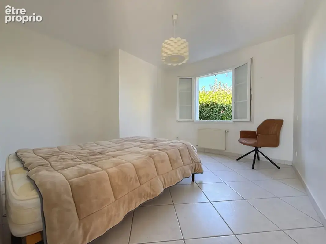 PROCHE COMMERCES - Maison de plain pied avec garage & jardin - photo 12
