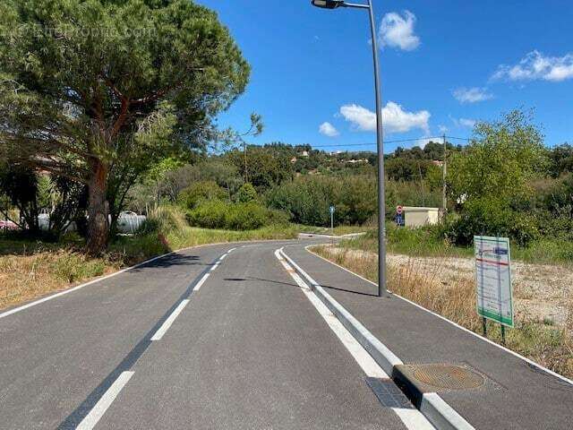 Terrain constructible à Bormes-les-Mimosas – 401 m² - photo 3