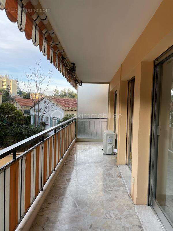 LE CANNET – HAUT CARNOT  Élégant 2 pièces de 45 m² avec terrasse, cave et parking privatif - photo 4