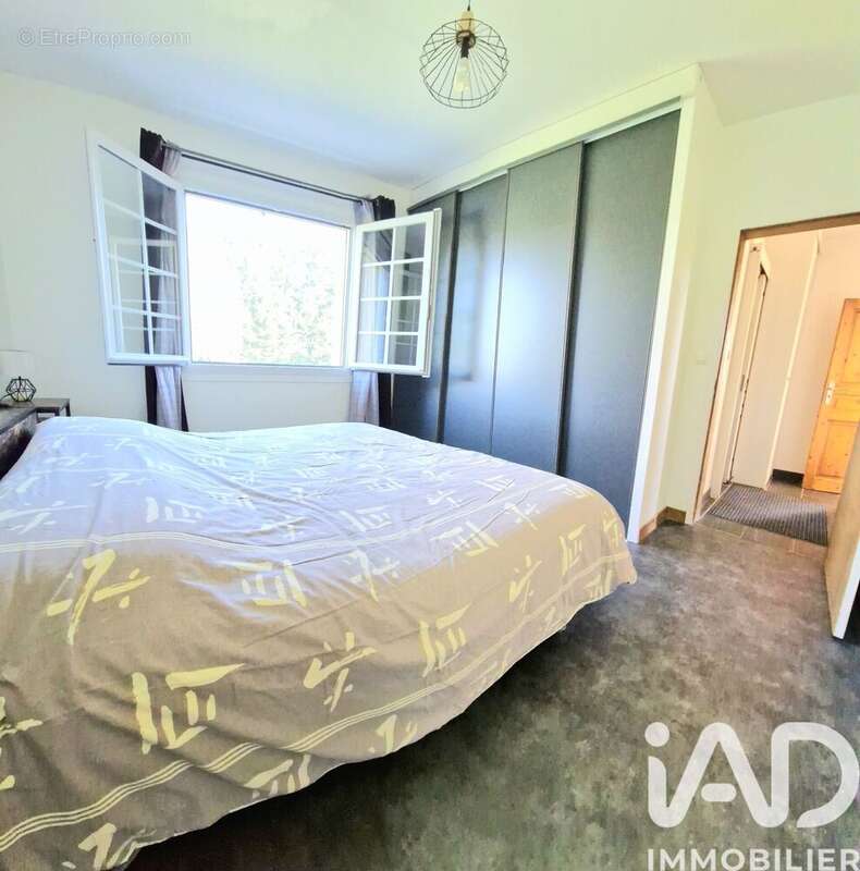 Maison 100 m² à Saint-Cyr-Les-Champagnes  - photo 6