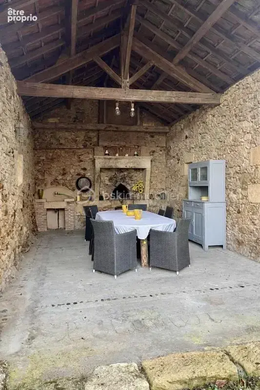 Sur 11457 m2 de terrain, ensemble de bâtiments en pierre composé d’une maison d’habitation, d’un gîte, d’un pool house, de deux  - photo 25