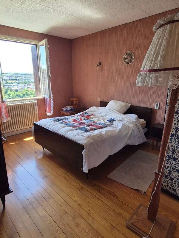 Brives-Charensac, maison sur 2 niveaux + RDC à rénover. - photo 5
