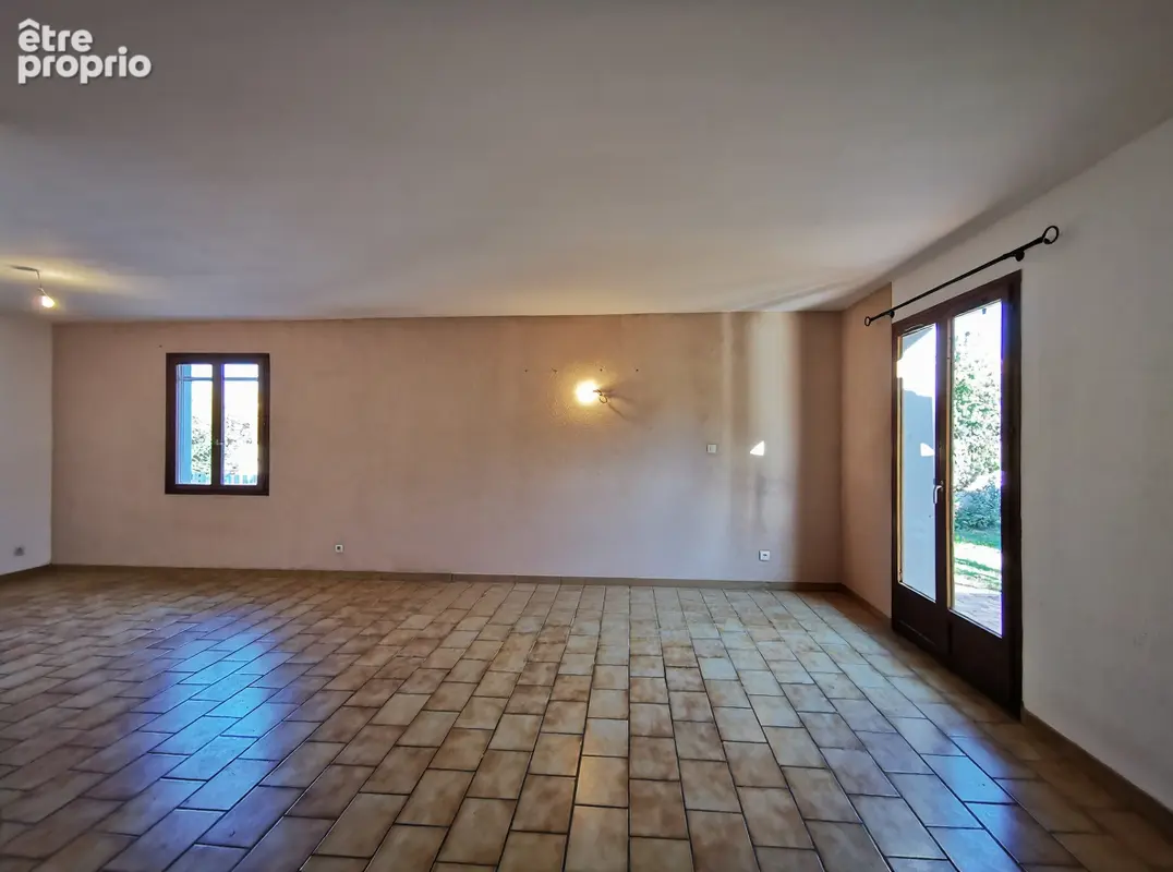 MIRAMAS - Maison T4 de plain-pied 93 m² avec piscine, dépendance et fort potentiel dans un quartier très recherché - photo 5