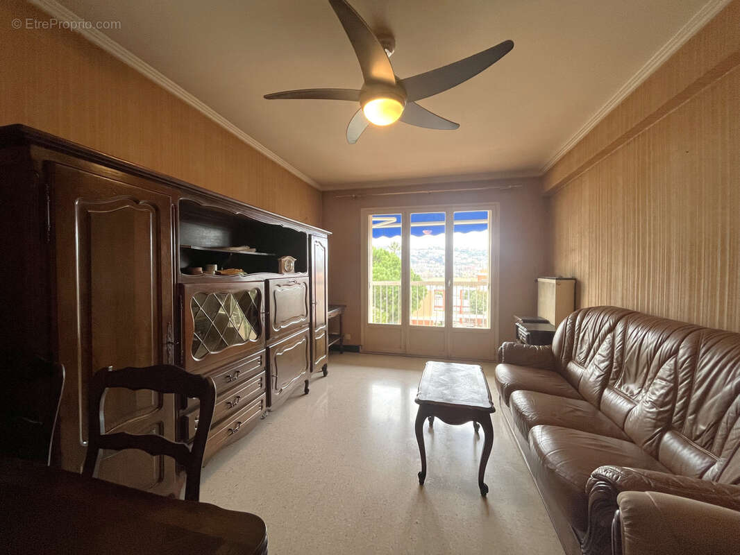 Appartement à SAINT-LAURENT-DU-VAR