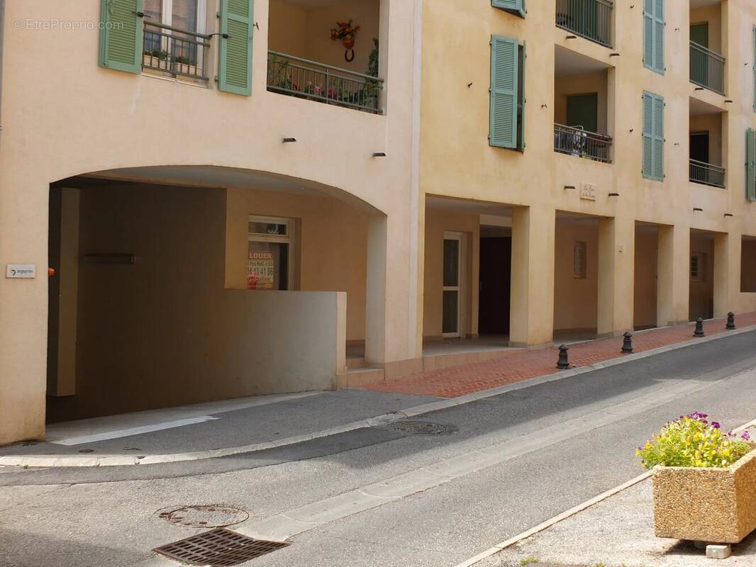 Commerce à SALERNES