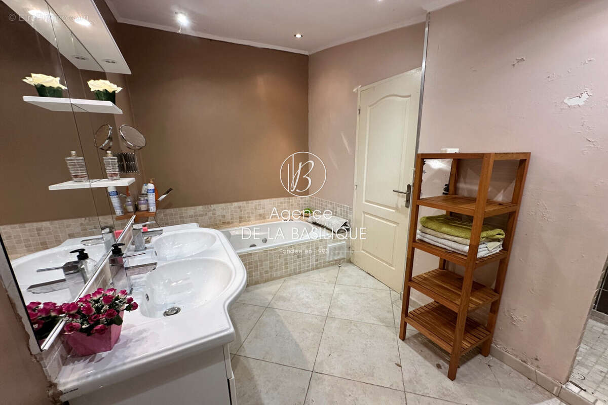 Maison 80 m² à Saint-Maximin-La-Sainte-Baume  - photo 7