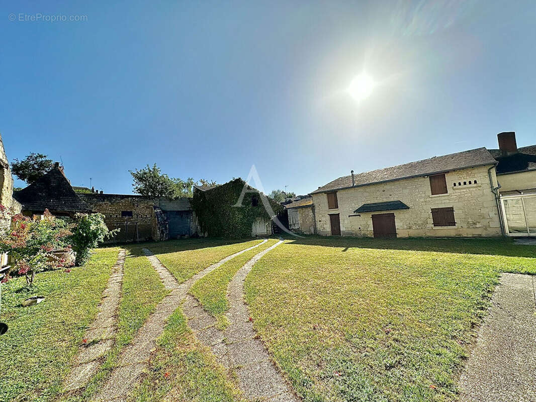 Maison à LE PUY-NOTRE-DAME