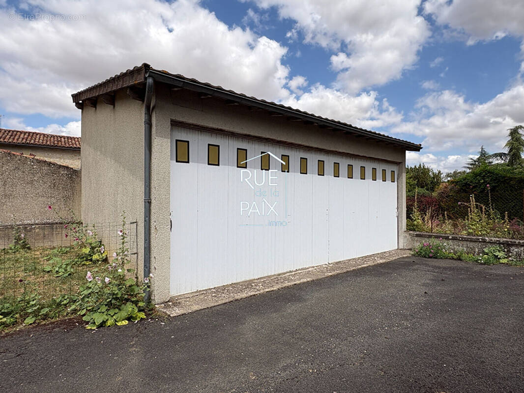 Parking à VOUILLE
