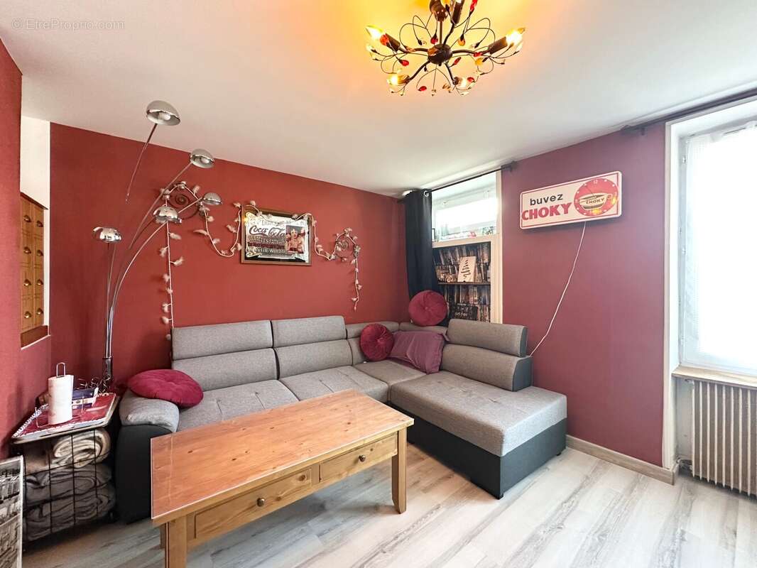 Salon ou chambre du RDC de 15.5 m² - Maison à BAGE-LE-CHATEL