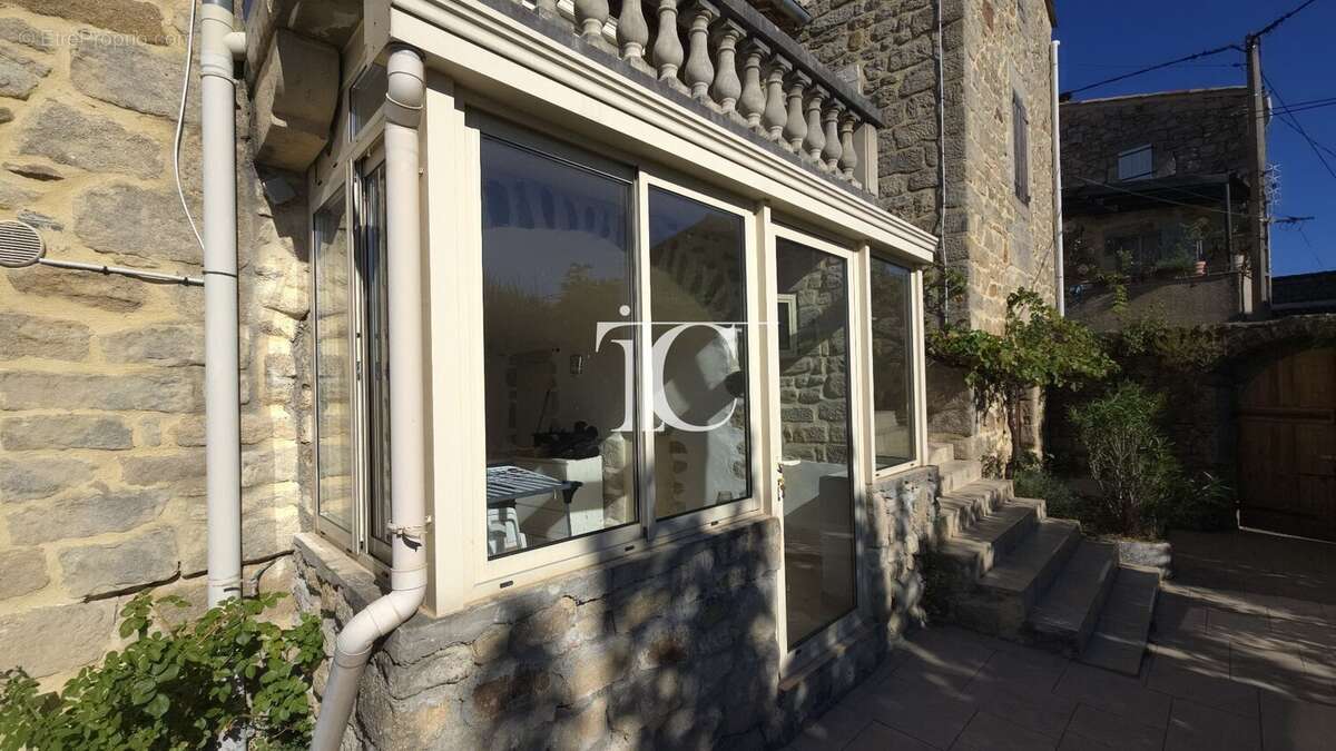 Authenticité, élégance et confort au cur du Sud Ardèche : une maison en pierre rare avec piscine où tout se fait à pied. - photo 31
