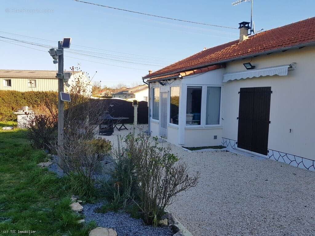 Maison à AIGRE