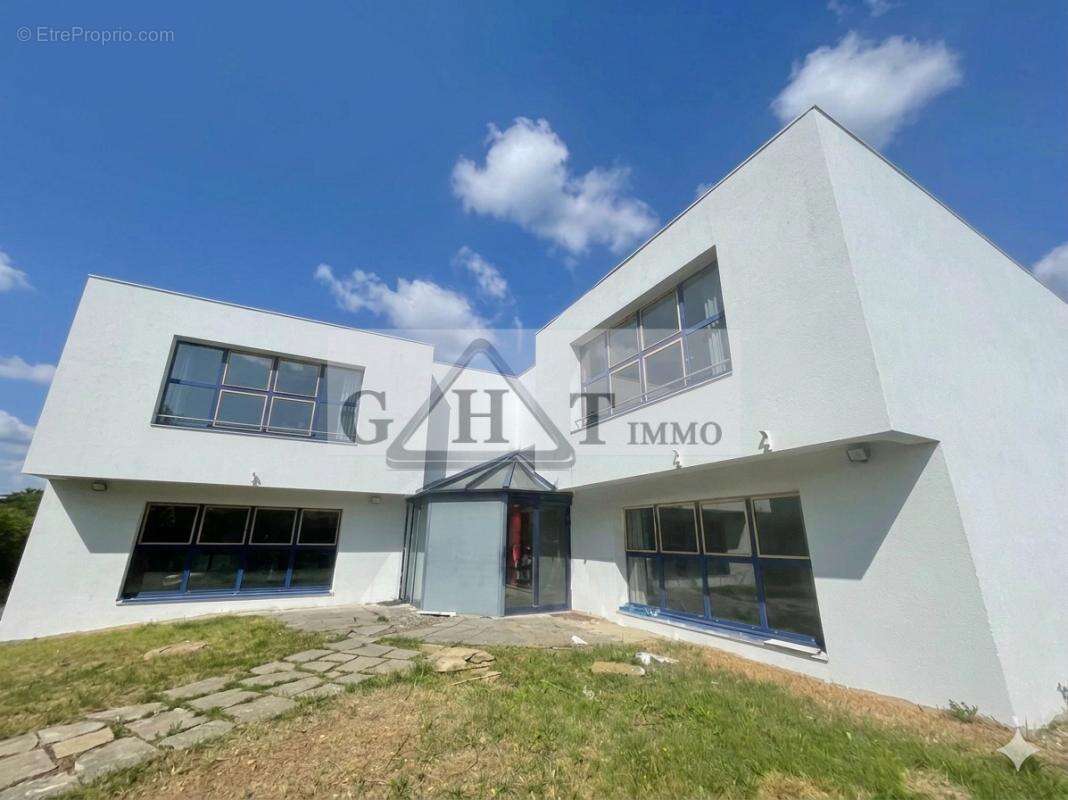 Commerce à VAUX-LE-PENIL