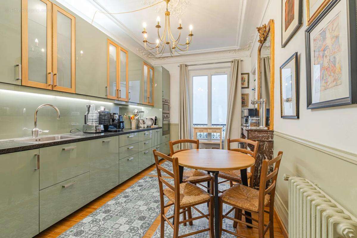 Appartement à PARIS-16E