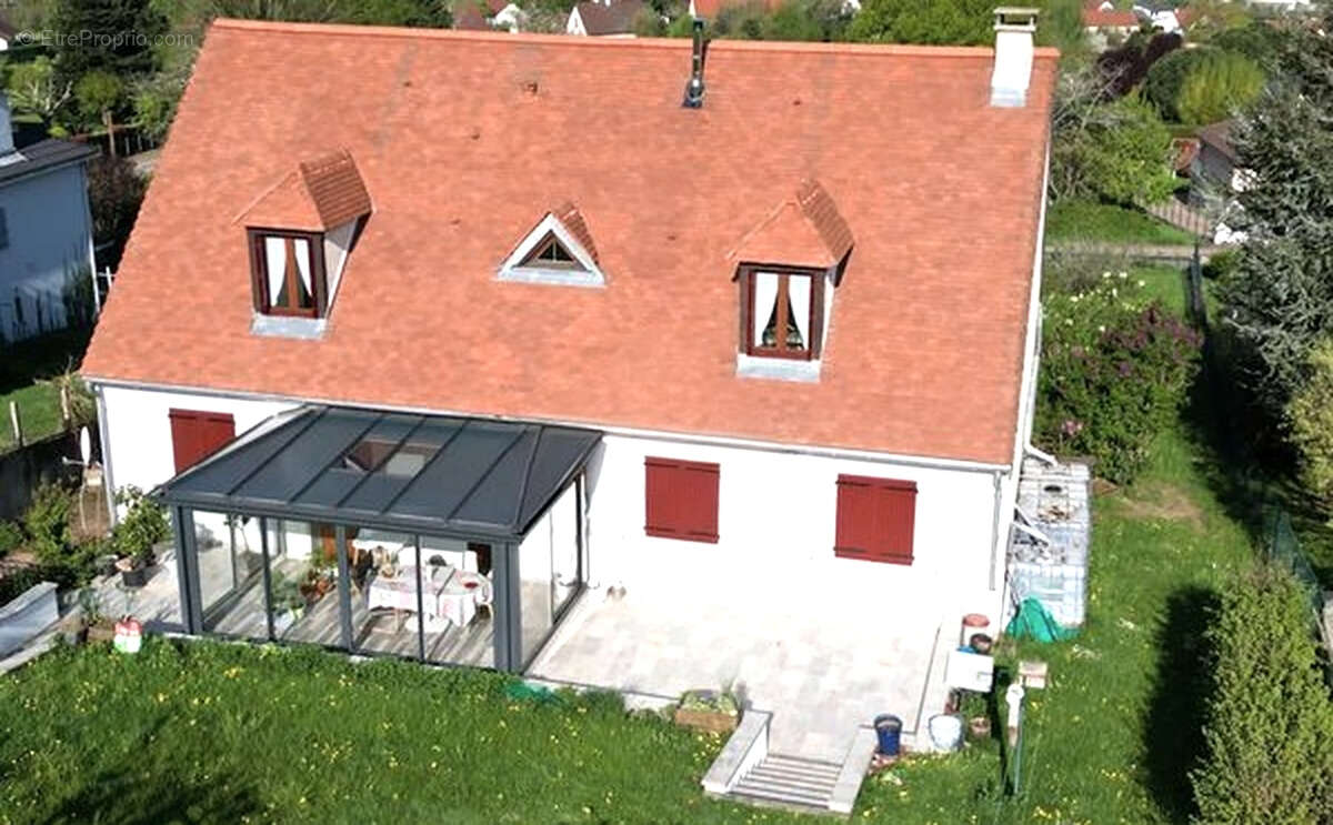 Maison à CREUZIER-LE-VIEUX