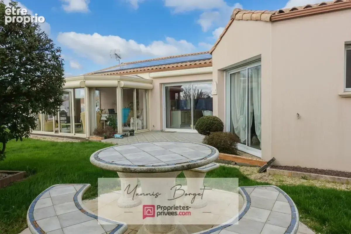 Maison plain-pied - 155 m² - Jardin - Garages et dépendances - photo 2