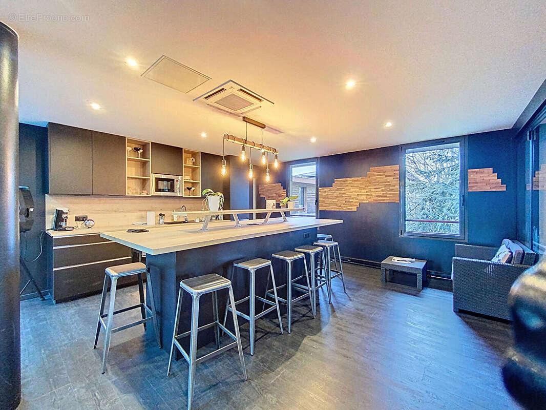 Commerce à MAGNY-LE-HONGRE