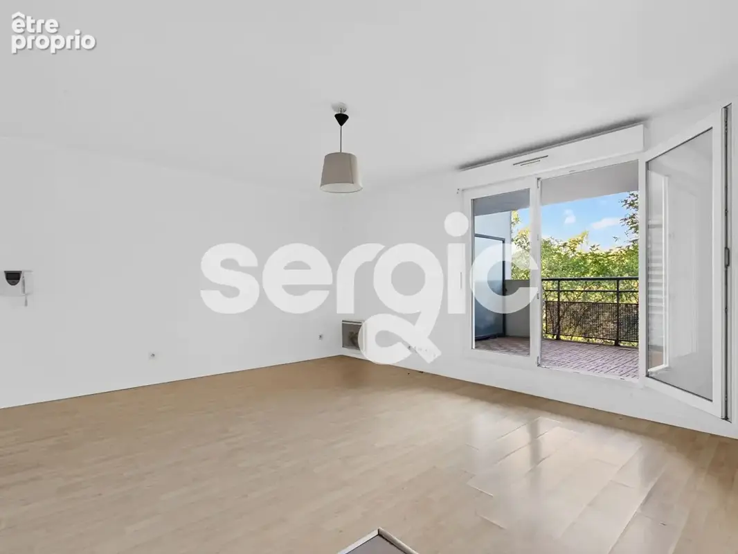 Carrieres-sous-poissy - t2 42.5m² avec balcon + piscine + parking - libre d'occupation - photo 2