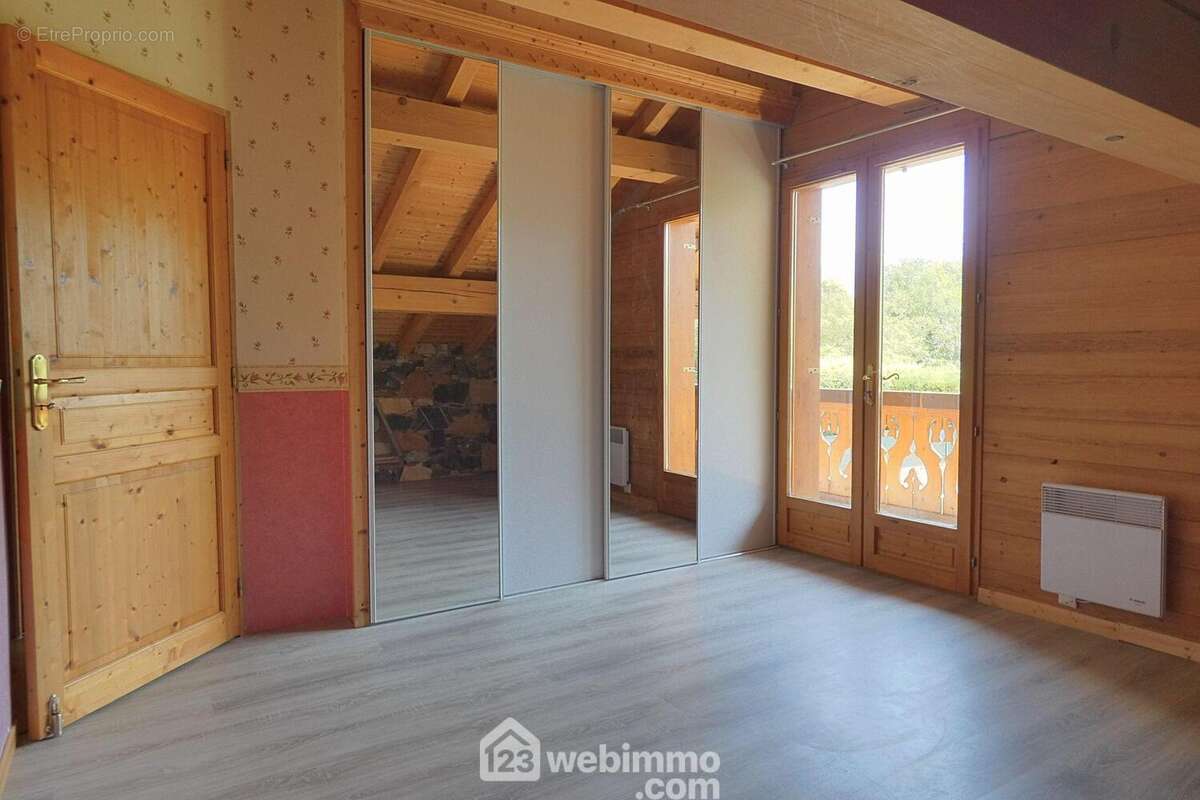 ... Et celle-ci qui profite également d'un grand placard - Maison à UGINE
