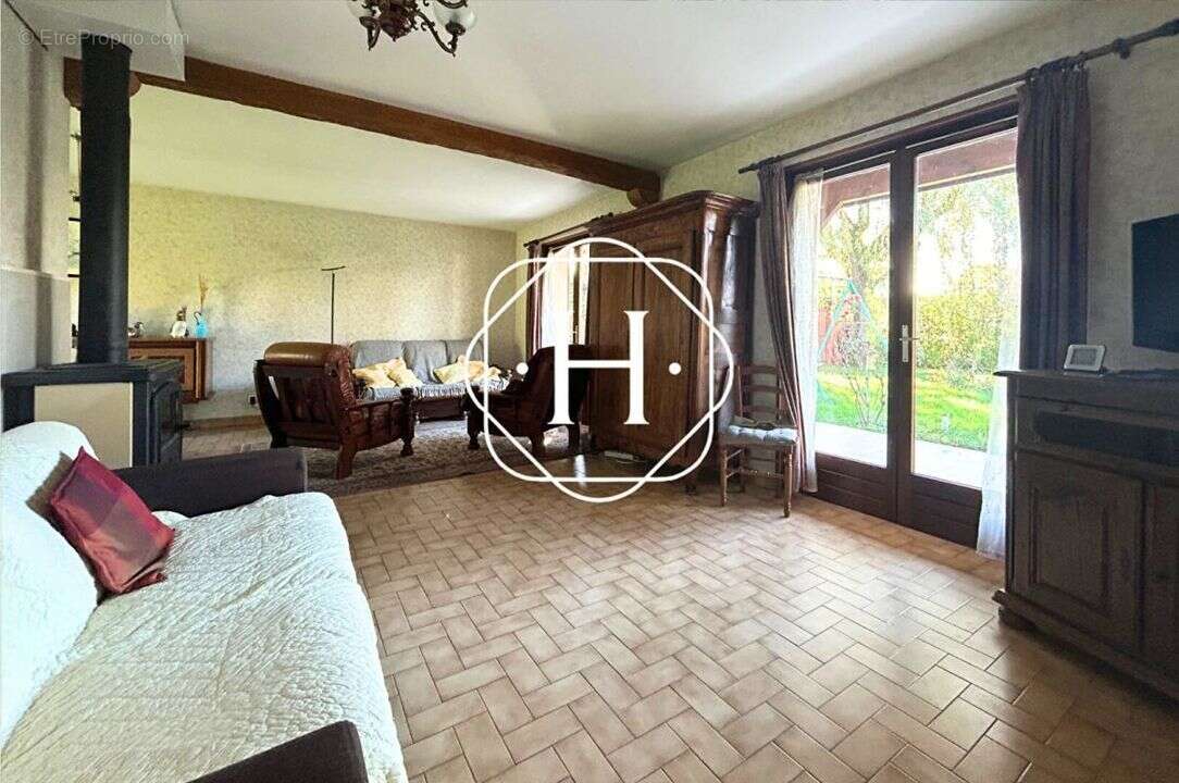 Maison à SAINT-DENIS-LES-BOURG