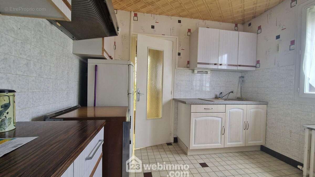 A ses côtés, la cuisine indépendante de 7 m², on peut y prendre ses repas - Maison à LAON