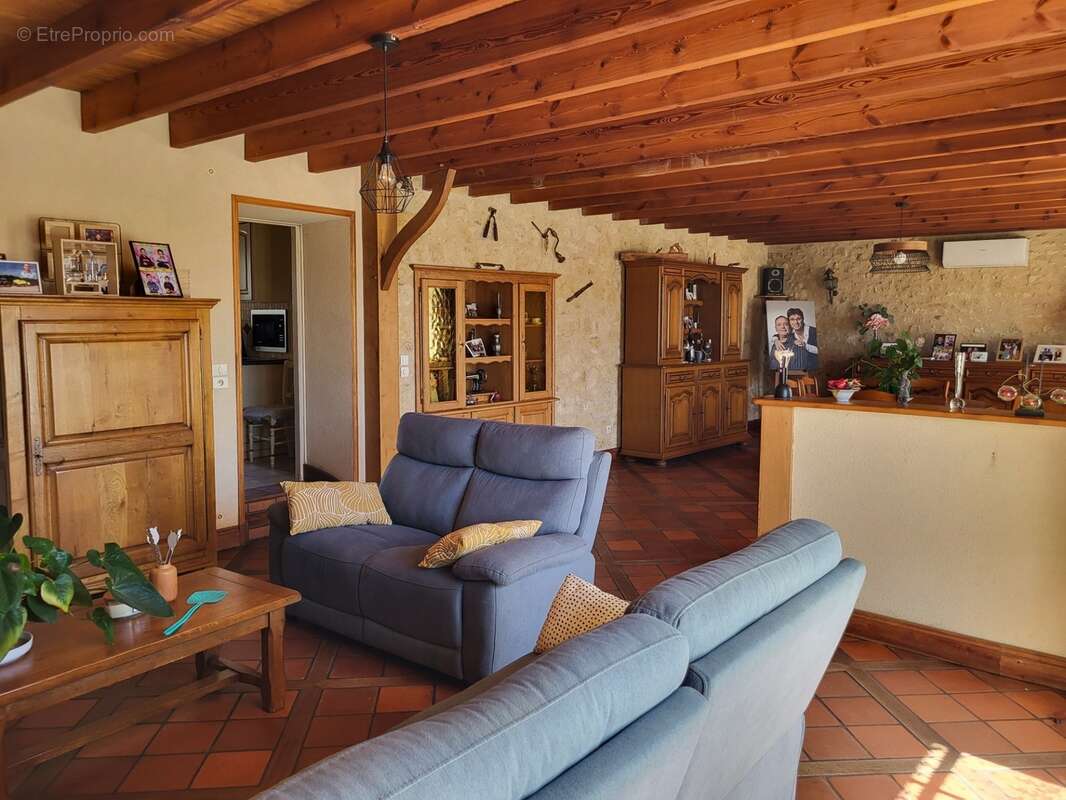 Maison à vendre 6 pièces AIRVAULT (79) Terrain 2538 m² - photo 2