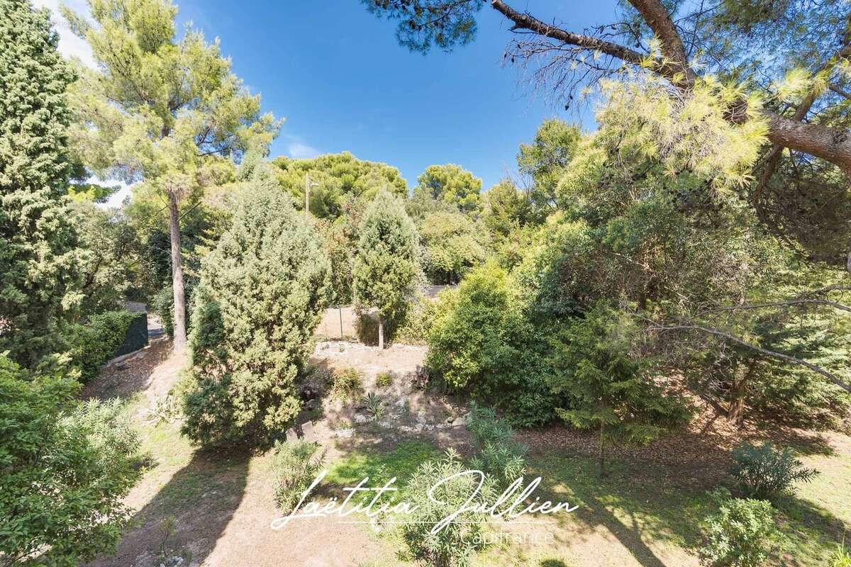 En exclusivité par Laëtitia JULLIEN – Marseille 10ème – Les Collines – T4 traversant de 83,83 m² avec balcon et loggia au pied d - photo 2