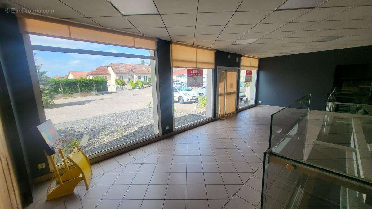 Commerce à VELAINE-EN-HAYE